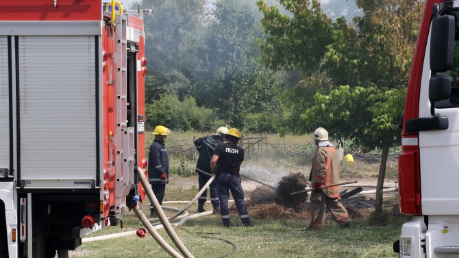 Огнеборци са гасили пожари в Шуменско, тръгнали от спирачки на влак