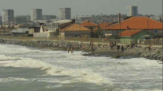 Бурното море заличи плажа до солниците в Бургас