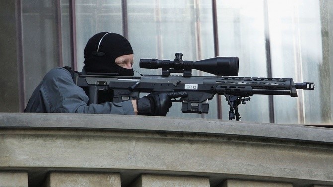 Въоръжен взе заложници в банка във Франция 