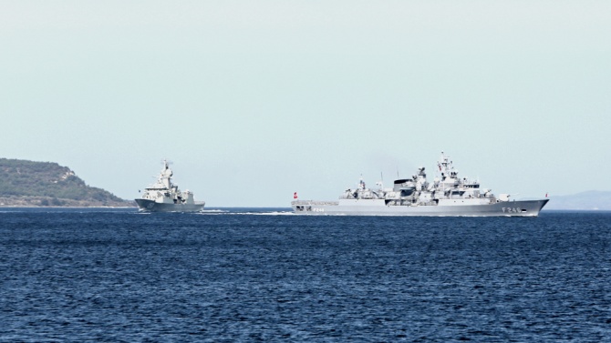 Турски военни кораби в бойна готовност край средиземноморските брегове на Анталия