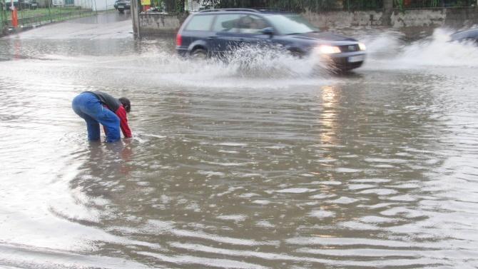 Перник под вода след бурята