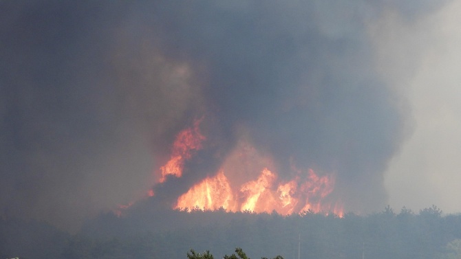 Военен хеликоптер участва в гасенето на пожара край Лесово