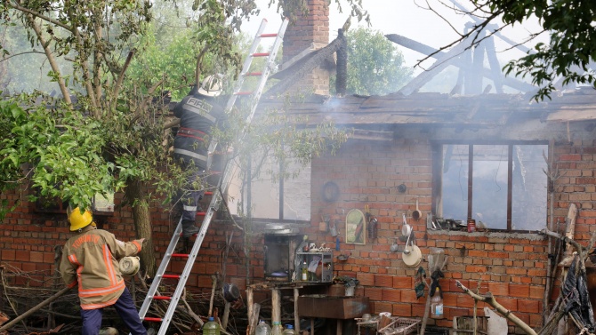Пожари в пет стралджански села изпепелиха къщи и стопански постройки