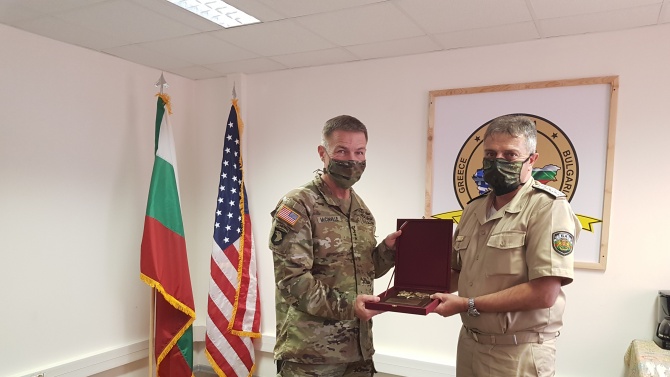 Шефът на отбраната се срещна с началника на щаба на Сухопътните войски на САЩ генерал Джеймс Макконвил
