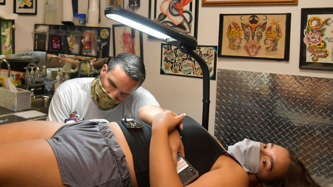 Татуировките срещу COVID-19 са последният писък на модата
