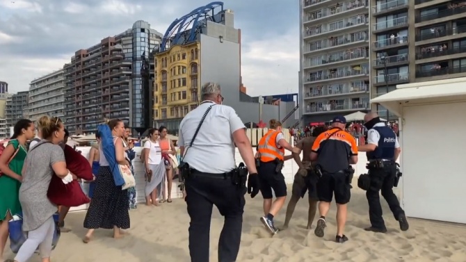 Арести след сбиване при евакуация на белгийски плаж