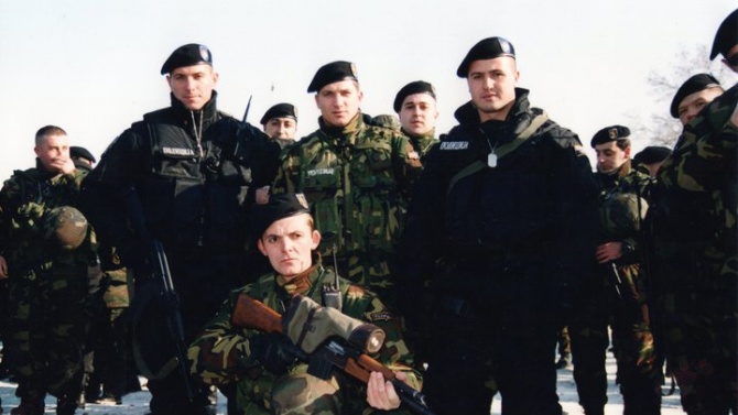 Въвеждат албанския в емблемите на полицейските униформи в Северна Македония