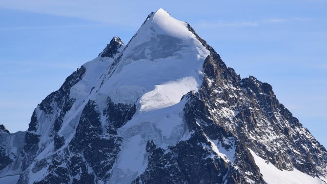 Ледник в швейцарските Алпи се разцепи на двe