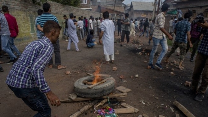 Трима души са убити при сблъсъци в Южна Индия заради пост във Фейсбук 