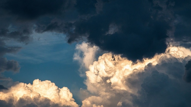 Времето днес: Слънце на изток, на запад - облаци, дъжд и гръмотевици 
