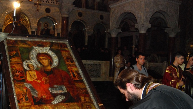 Стотици се поклониха пред чудотворната икона на Пресвета Богородица Троеручица в Троянския манастир