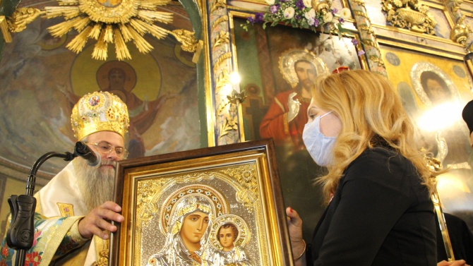 Дядо Николай подари икона с образа на Божията майка на вицепремиера Николова 