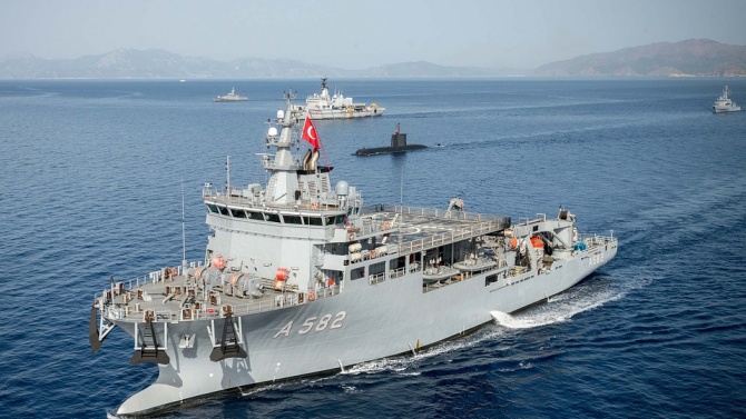 Изтребители на турските ВВС охраняват кораба "Оруч Реис" в Средиземно море