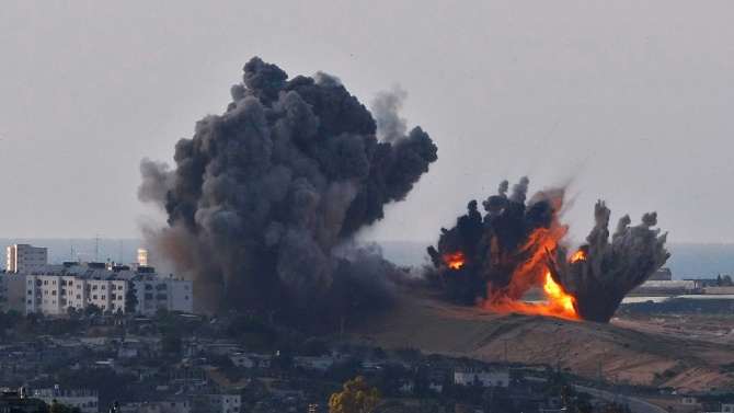 Продължават ракетните отговори на Израел заради балоните с експлозиви в Газа 