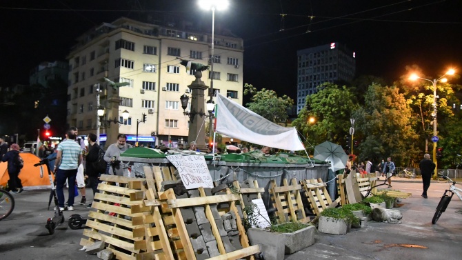 Роми заживяха на "Орлов мост" при протестиращите 