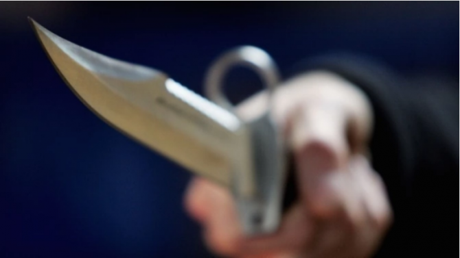 Пиян перничанин заплаши магазинерка с убийство, държейки два ножа в ръцете си