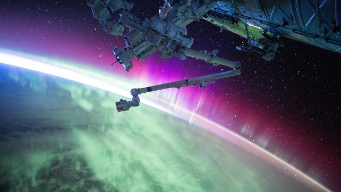 Руски космонавт показа видео с НЛО