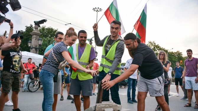 Пореден антиправителствен протест в София, блокадите остават