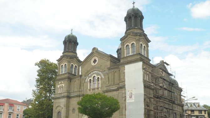 Реставрират вековният катедрален храм "Св. св. Кирил и Методий" в Бургас