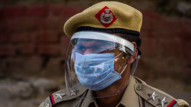 Заразените с коронавирус в Индия надхвърлиха 3 милиона