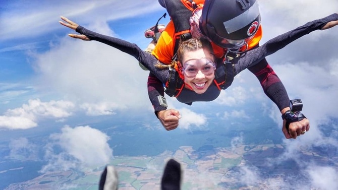 Маги Джанаварова скочи с парашут от 3500 м височина 