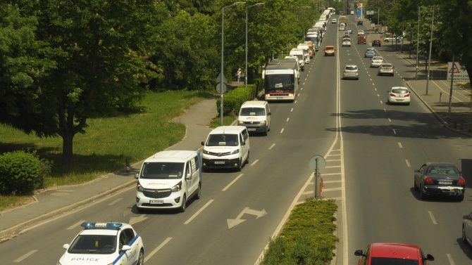 Протестно автошествие блокира за час движението в района на ГКПП "Дунав мост"