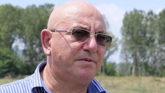 Емил Димитров проверява с прокурор сигнали за загробени пестициди в село Яворово