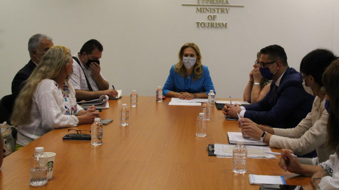 Министър Николова се срещна с представители на Асоциацията на екскурзоводите и разкри как държавата ще им помогне