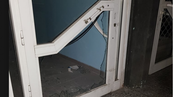 ГЕРБ се оплакаха от вандалщина, счупиха прозорец на офис в София
