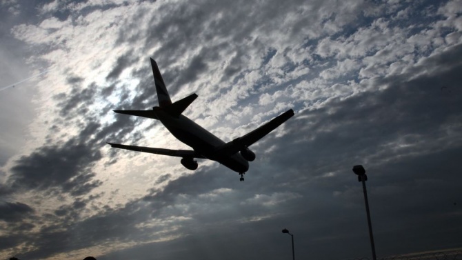 Първият пряк полет между Израел и ОАЕ пристигна в Абу Даби