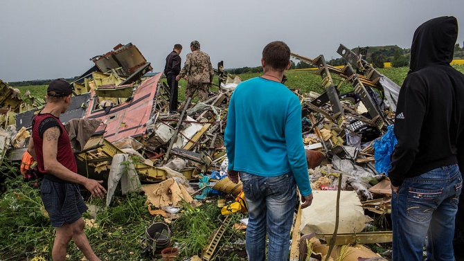 Роднини на жертви от малайзийския самолет, паднал в Украйна, търсят обезщетения от заподозрените