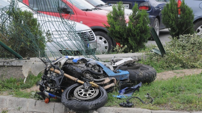 Пиян мотоциклетист катастрофира в Бургас 