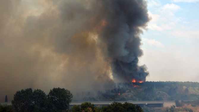 В гасенето на пожара край Свиленград участват военни 