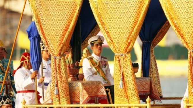 Кралят на Тайланд реабилитира официалната си компаньонка 