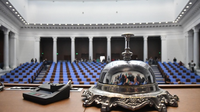 Парламентът гласува смяната на министър Кирилов и оставката на председателя на ЦИК 