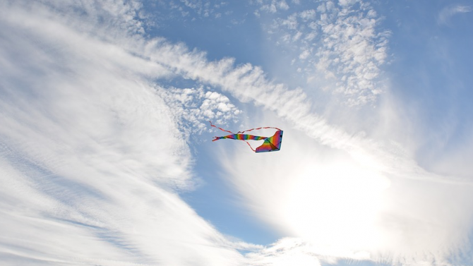 Дете се оплете в гигантско хвърчило и полетя във въздуха