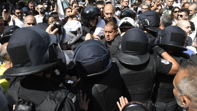 Протестиращи окупираха полицейско управление в Пловдив, искат да освободят задържан 