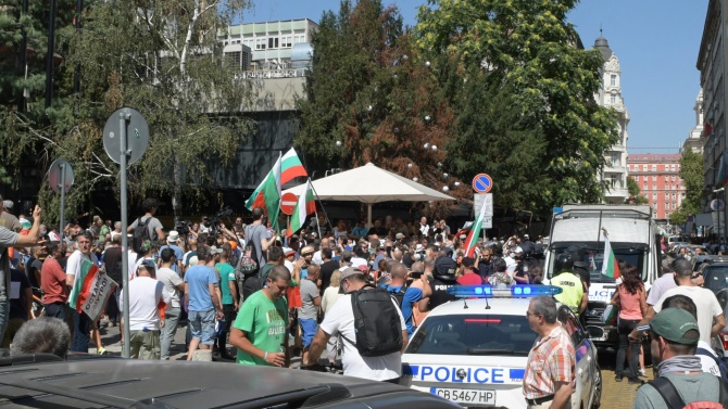 58-ма вечер на протести в София, полицията проверява протестиращи