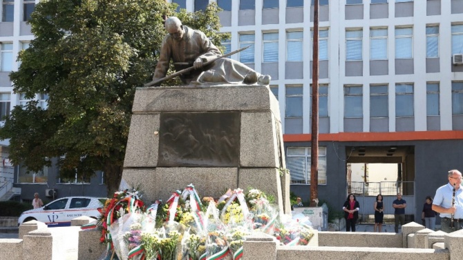 Във Видин отбелязаха Съединението с ритуал пред паметника на Скърбящия войн