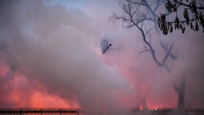 Продължава борбата с пожара в свищовското предприятие "Свилоза"