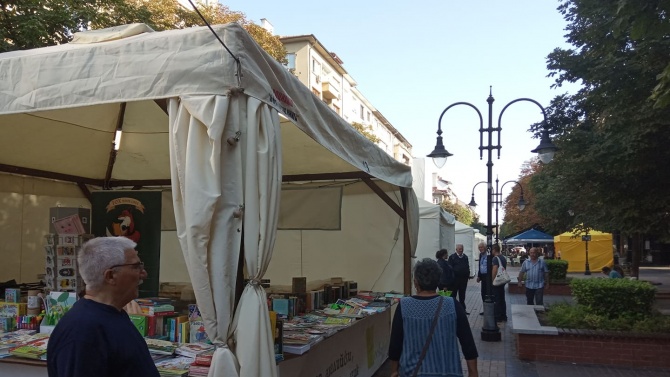 Алея на книгата ви очаква с нови заглавия и емоции в центъра на София