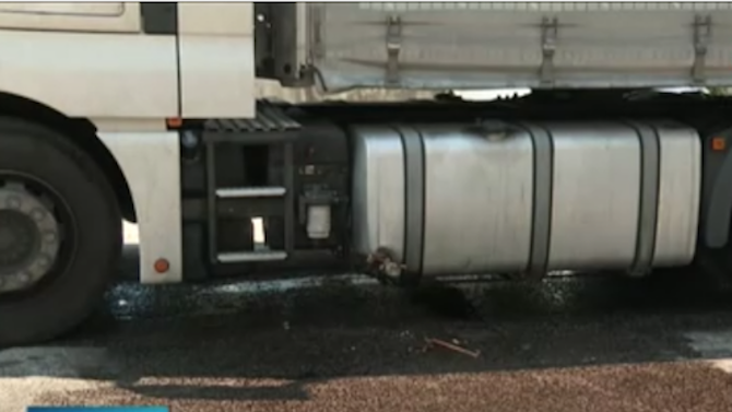 Камион разля над тон гориво зад сградата на ГДБОП в София 
