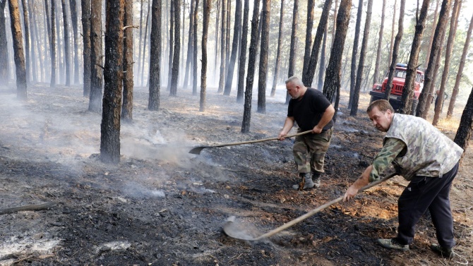 Продължава потушаването на големия горски пожар в района на Девин