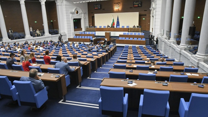 Парламентът прие на първо четене промените в Закона за българските лични документи