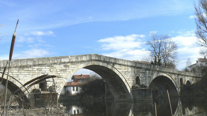 Реставрират шествековния Кадин мост