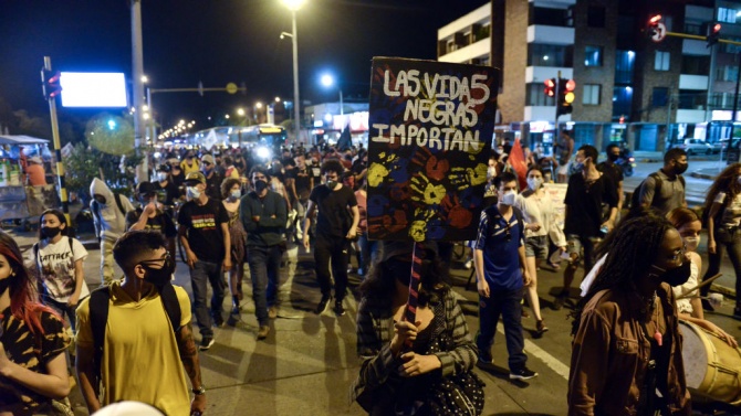 Втора нощ на сблъсъци в Колумбия след проява на полицейско насилие