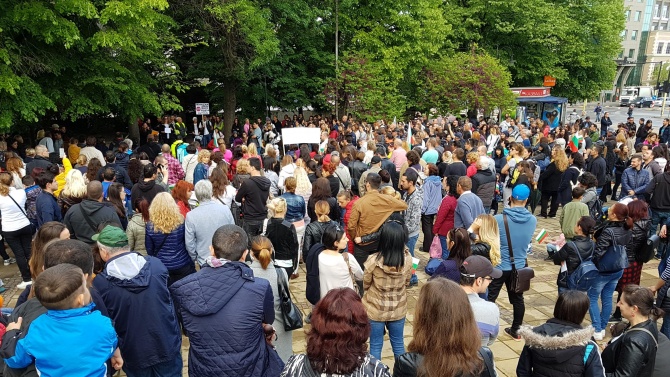 Родители се заканиха да горят маски пред МОН