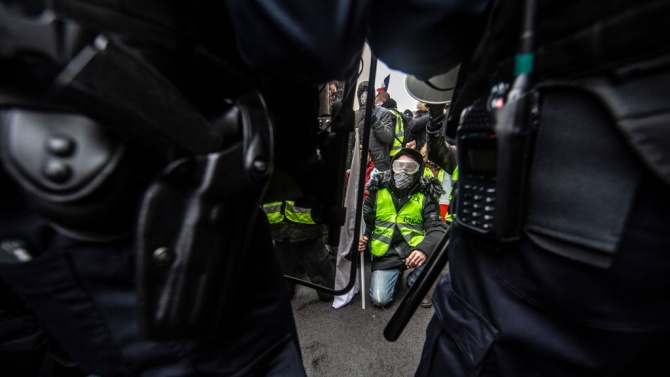 Стотици арестувани при сблъсъци между полицията и участници в протеста на "жълтите жилетки" в Париж