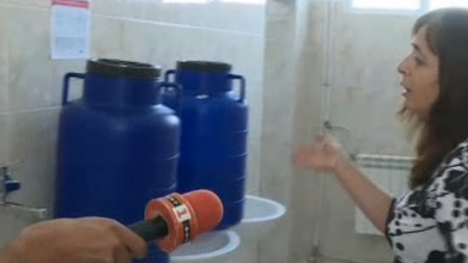 Училището в Омуртаг бори водната криза с бидони