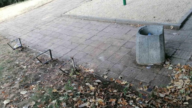 Откраднаха пейки в "Дианабад". Кметът: Отвратен съм!